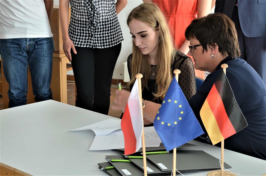Uczestniczka programu Główka pracuje podpisuje umowę z niemieckim pracodawcą – czerwiec 2017